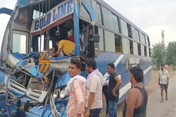 बहरोड: दिल्ली-जयपुर हाईवे पर बस और ट्रेलर में जबरदस्त भिड़ंत; देखें वीडियो