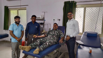 video story:- सीआरपीएफ के जवान ने रक्तदान कर की पीड़ित मरीज की मदद