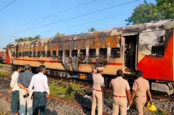 Video: लखनऊ से रामेश्वरम जा रही ट्रेन में लगी भीषण आग का वीडियो आया सामने, धू धू कर जल रही ट्रेन