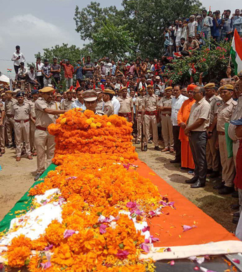 कांस्टेबल प्रहलाद सिंह का राजकीय सम्मान से अंतिम संस्कार, बेटे चिराग ने दी मुखाग्नि