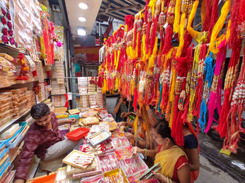 Rakshabandhan 2023: चेन्नई में जोर-शोर से चल रही है रक्षाबंधन की तैयारी, सज गईं राखी की दुकानें