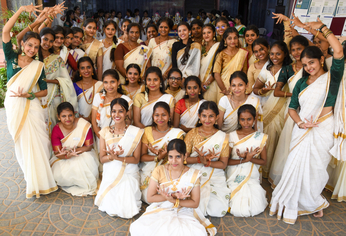 चेन्नई में छात्राओं ने मनाया ओणम.. देखें वीडियो...