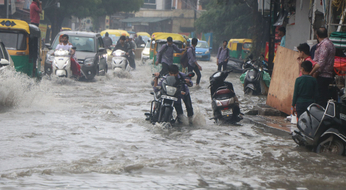 Video: बारिश से सड़कें जलमग्न, वाहन चालकों को झेलना पड़ा लंबा जाम