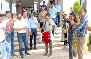 #Ratlam कॉलेज के डीन ने बजाया ढोल तो प्राध्यापकों ने लगाए ठुमके देखे Video