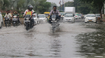 Video:इंदौर एयरपोर्ट रोड पर भरा बारिश का पानी