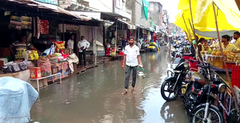 बरसात से बाजार में भरा पानी- video