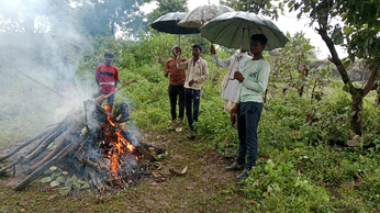 Tribal area : छाते में चिता सजाई, पेट्रोल डालकर दाह संस्कार