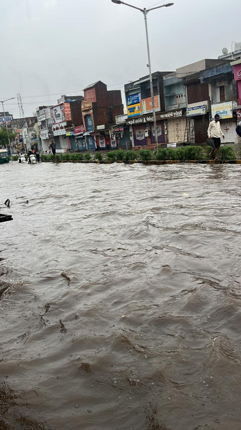 Video.... Ahmedabad: बारिश से 84 जगहों पर भरा पानी