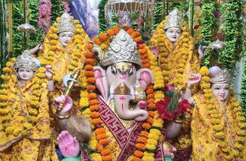गणपति बप्पा मोरिया के गूंजे जयकारे,मंदिर में दर्शन के लिए लगी कतार,देखे वीडियो