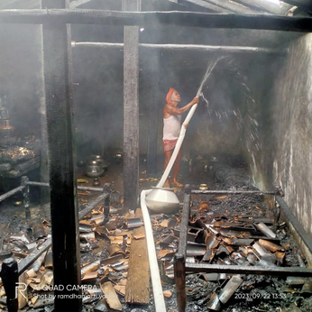 Video story; ग्रामीण के घर में लगी भीषण आग, रुपए व सामान जलकर खाक