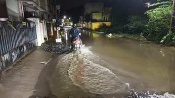 चेन्नई: एक घंटे की बारिश में ही डूब गई सड़कें, बाइक सवारों को सड़क से अंदर जाने की हिम्मत नहीं हुई