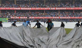 Video: भारत-ऑस्ट्रेलिया वन-डे क्रिकेट मैच, बारिश हुई तो मैदान ढंका