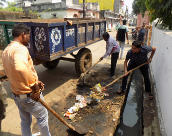 video story- चार दिन से नहीं उठ रहा था कचरा, पार्षद ने बेल्चा लेकर खुद की सफाई