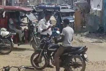 Video : चेकिंग के नाम पर रिश्वत लेते हुए ट्रैफिक पुलिस का वीडियो वायरल, अधिकारी ने सस्पेंड
