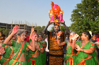 Anant chaturdashi : भगवान शिव के सर पर विराजे गजानन देखने उमड़ी भीड़