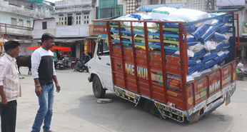रह रह कर खुल रही आरयूआईडीपी के काम की कलई, अब सड़क में धंसा मिनी ट्रक