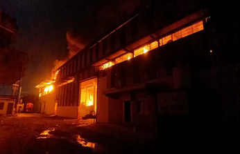 Video: इंदौर के फैक्ट्री में लगी भीषण आग