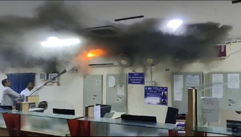 Watch Video: एचडीएफसी की छत पर और एसबीआइ के हॉल में लगी आग