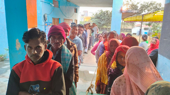 गुलाबी सर्दी में मतदान केन्द्रों पर उमड़े मतदाता