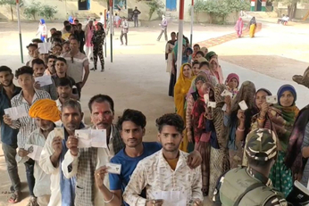 Video : लोगों ने मतदान में दिखाया उत्साह, सुबह से ही लगी कतारे
