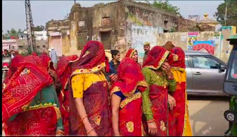 राजस्थान विधानसभा चुनाव : गीत गाते हुए वोट डालने पहुंची महिलाएं