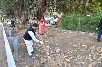 Gujarat news: राजभवन से वैष्णोदेवी सर्कल तक सड़कों की सफाई कर दिया स्वच्छता का संदेश