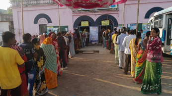Rajasthan Election : गांव से लेकर शहर तक दिखा मतदान का उत्साह, पोलिंग बूथ पर लगीं कतारें