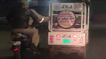 Video: ई-रिक्शा के सहारे पुलिस की रात्रि गश्त, बीच रास्ते में खराब हुई गाड़ी...लोगों ने लिए मजे