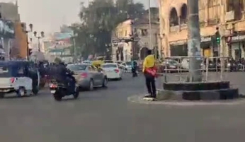 Video: 13 साल के बच्चे का खतरनाक स्टंट, देखकर खड़े हो गए रोंगटे