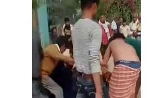 फिरोजाबाद में दबंगों ने मां-बेटी को गिरा-गिराकर पीटा, देखें वीडियो