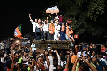 वीडियो देखें...रायपुर के विधायक ने बुलडोजर पर निकाला विजय जुलूस, जमकर थिरकीं महिलाएं