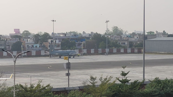 जयपुर एयरपोर्ट पर पार्किंग में वायुसेना का विमान पोल से टकराया