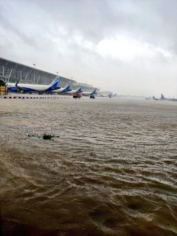 पानी से लबालब भरा चेन्नई एयरपोर्ट ....... देखें वीडियो...