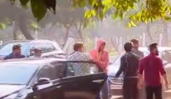 सरेआम युवक को पीटते हुए कार में उठा ले गए लड़के, 14 सेकेंड का हैरान करने वाला वीडियो वायरल