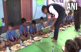 रायपुर कलेक्टर गौरव कुमार सिंह और SSP ने बच्चों को परोसा भोजन, देखिए VIDEO