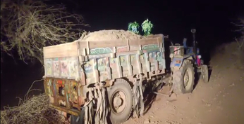 ग्रामीणों ने रुकवाया अवैध बजरी से भरा ट्रैक्टर
