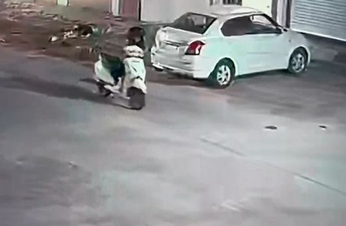 यहां तो घर में भी सुर​क्षित नहीं वाहन, कैसे निकाल ले गया चोर देखें वीडियो