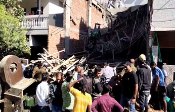 VIDEO : निर्माणाधीन बिल्डिंग की छत गिरी, दो मजदूर घायल