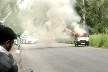 car suddenly caught fire: कार में लगी अचानक लगी आग, कूदकर बचाई जान-video