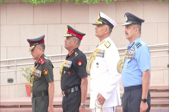 वायु सेना दिवस से पहले CDS जनरल अनिल चौहान व तीनों सेना प्रमुखों ने राष्ट्रीय युद्ध स्मारक में शहीदों को दी श्रद्धांजलि; देखें वीडियो