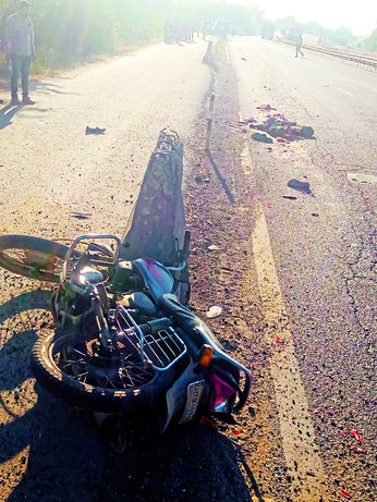 road accident news : बाइक सवार को घसीटता ले गया ट्रक, मौके पर ही मौत