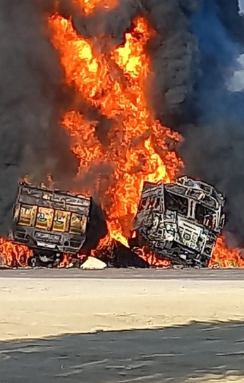 ट्रेलर-ट्रक की भिड़ंत, दोनों वाहनों में भीषण आग, जलकर राख