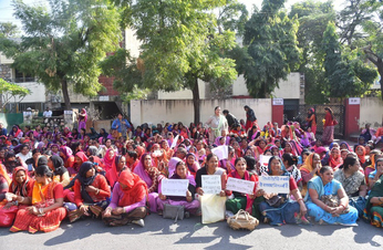 आंगनबाड़ी महिला कार्यकर्ताओं ने किया घेराव