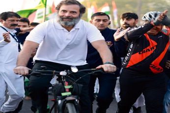 Bharat Jodo Yatra : बुलेट के बाद राहुल गांधी ने साइकिल दौड़ाई