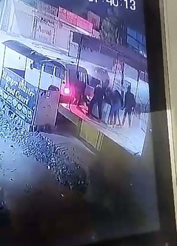 ATM robbery : रुपए से भरा एटीएम उखाड़कर ले गए चोर, देखें लाइव वीडियो...