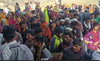 Video : खाद के लिए उमड़ी भीड़, किसानों ने किया हंगामा