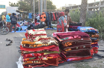 भीलवाड़ा के फुटपाथ पर सजी कंबलों की दुकानें