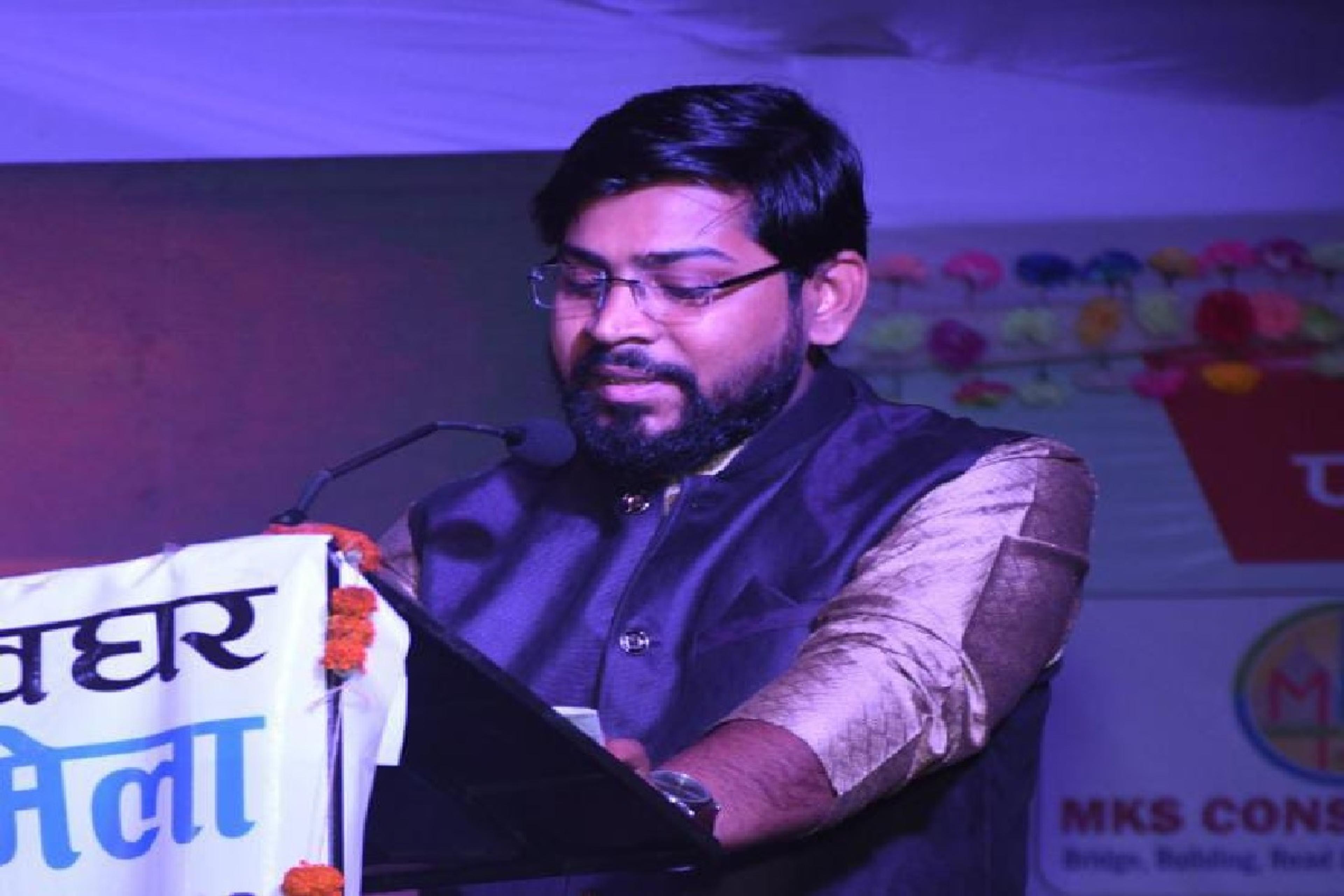 हिंदी साहित्य में सफलता की उड़ान भर रहे जमशेदपुर के लेखक अंशुमन भगत, अपनी लेखनी
से बनाई पहचान