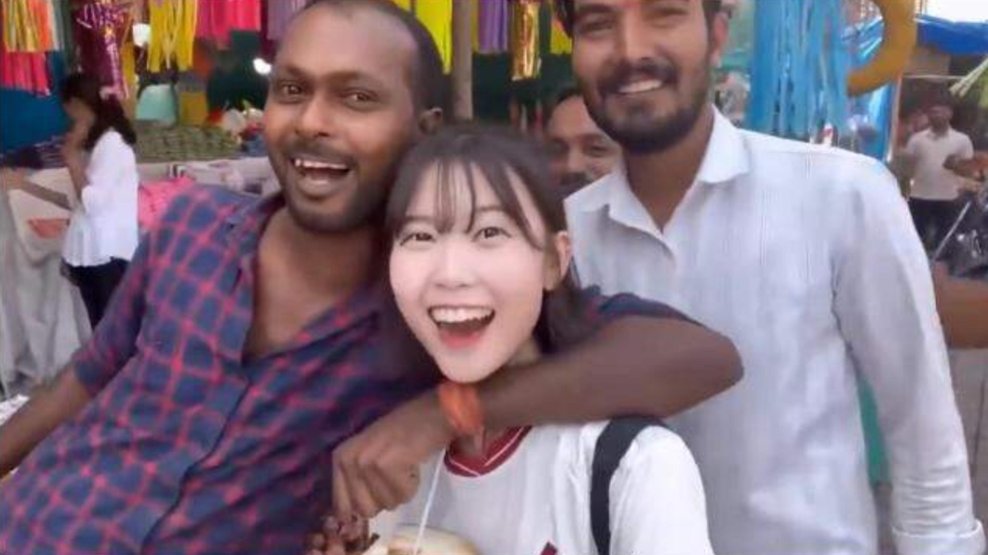कोरियन व्लॉगर ‘केली’ से महाराष्ट्र में बदसलूकी, जबरन गले लगाने की कोशिश की,
देखें वीडियो