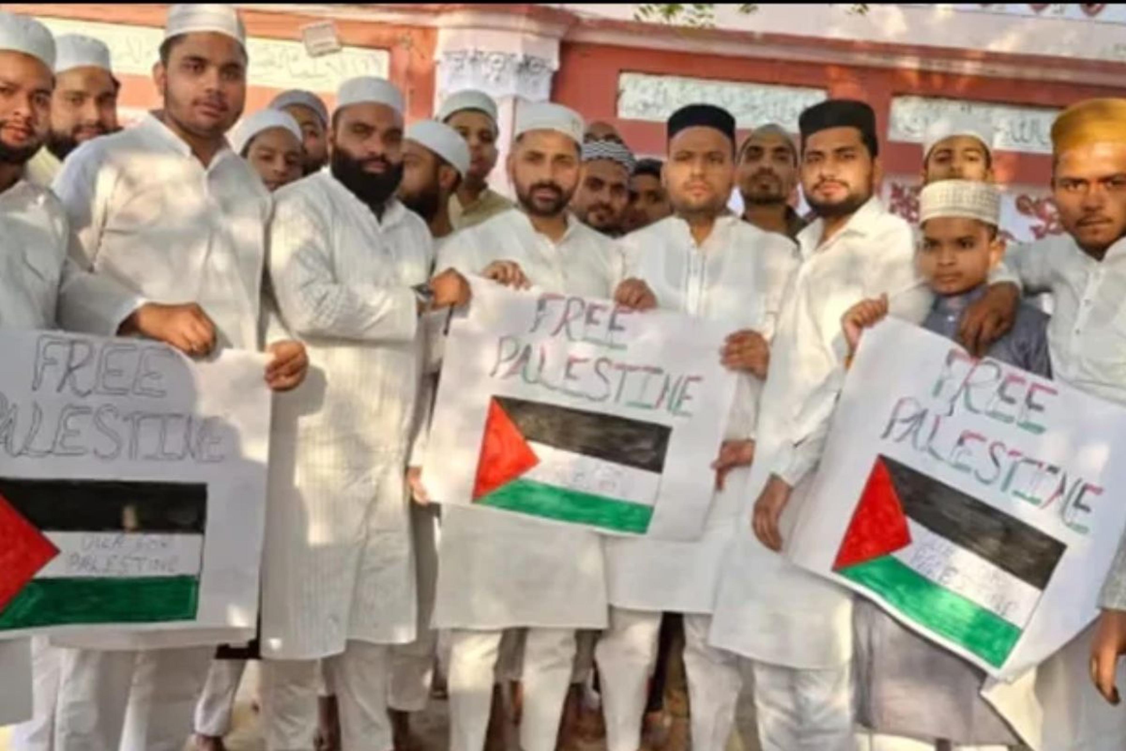 Palestine Free Slogans in Aligarh: ईद की नमाज पर अलीगढ़ में माहौल बिगाड़ने की
कोशिश फिलिस्तीनी समर्थित नारे लगे, पुलिस ने शुरू की जांच